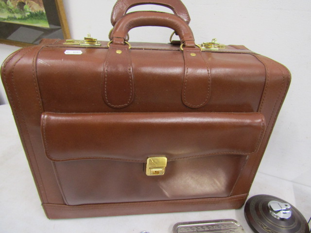 Collectors lot- copper powder flask, camera lens, cigatette box, razor etc all in a pilots bag - Bild 8 aus 8