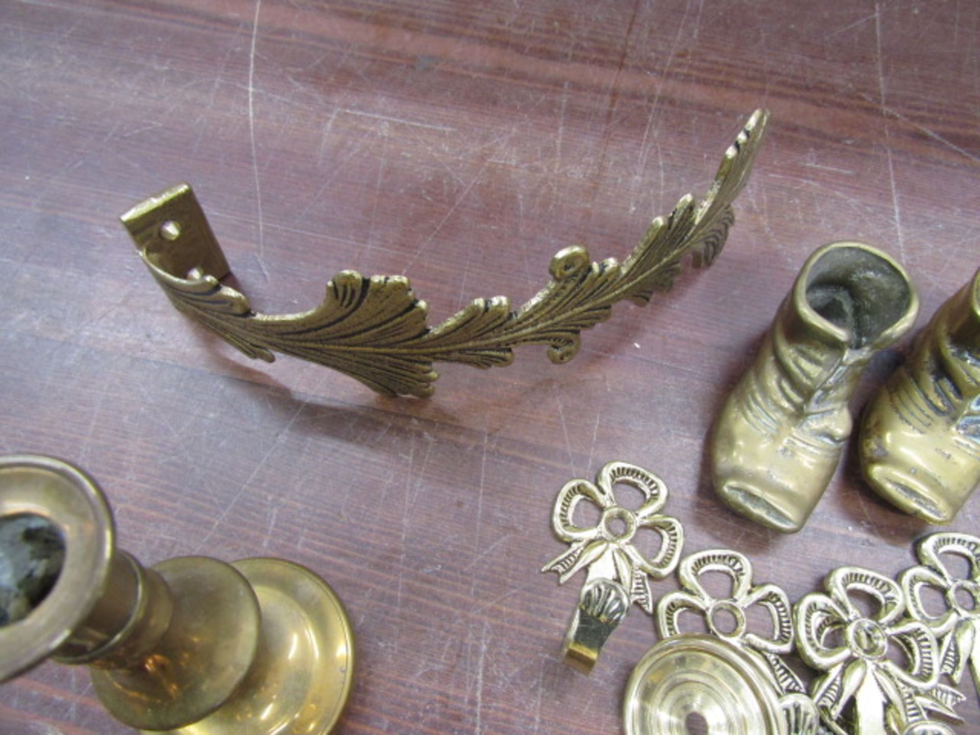 A brass telescope and various brass wares inc curtain tie backs, drawer furniture etc - Image 2 of 9