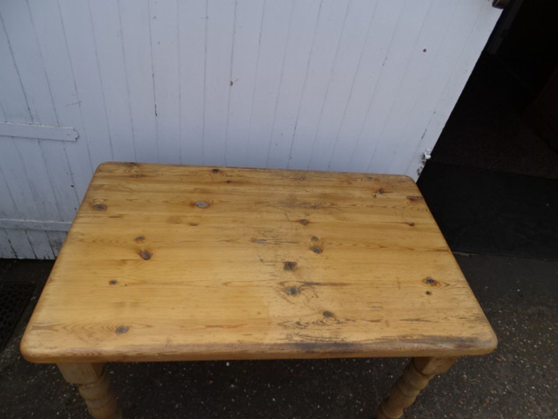 Pine kitchen table (legs unscrew for easy transport) H78cm Top 76cm x 122cm approx - Image 2 of 2