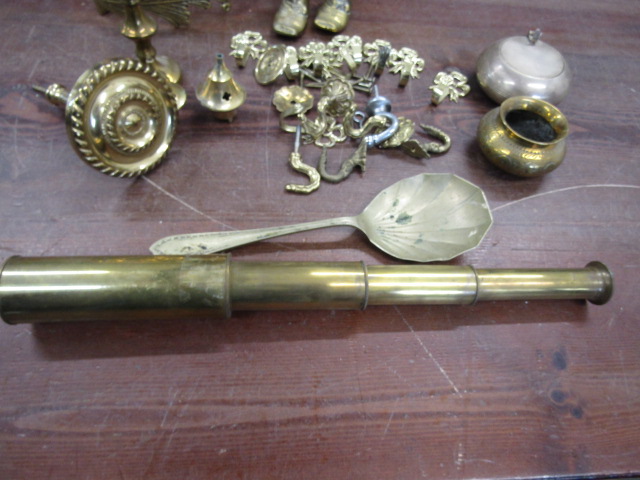 A brass telescope and various brass wares inc curtain tie backs, drawer furniture etc - Bild 6 aus 9