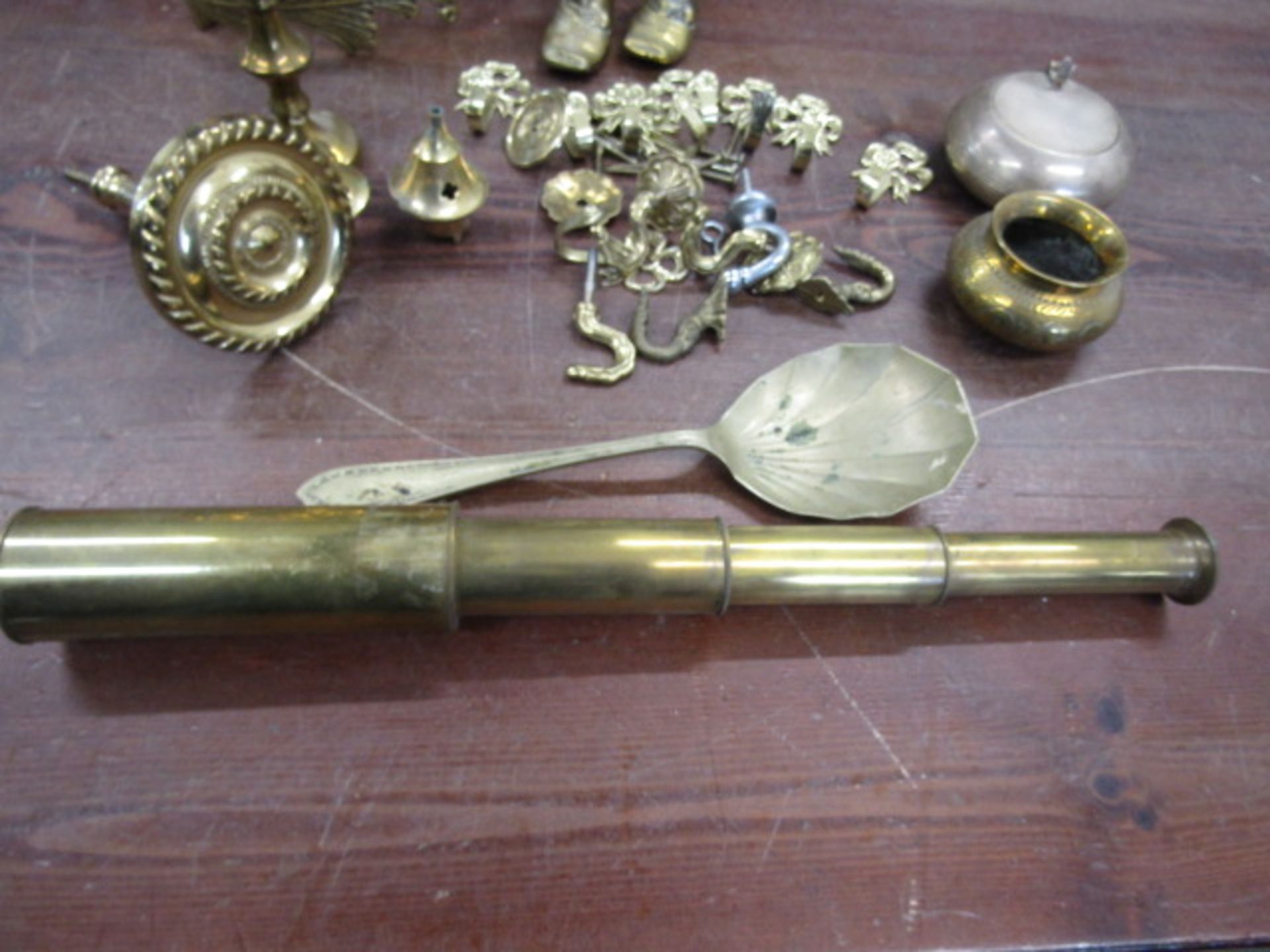 A brass telescope and various brass wares inc curtain tie backs, drawer furniture etc - Image 6 of 9