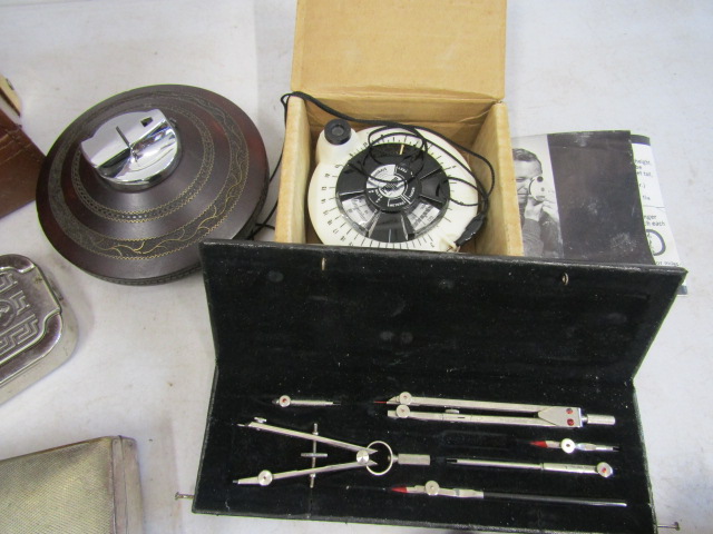 Collectors lot- copper powder flask, camera lens, cigatette box, razor etc all in a pilots bag - Bild 4 aus 8