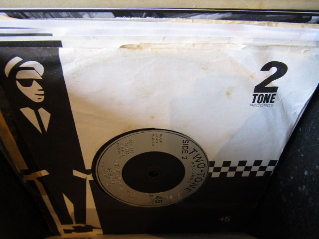 A collection of single 45's to inc Ska, Rock etc  many not in original sleeves - Bild 5 aus 48