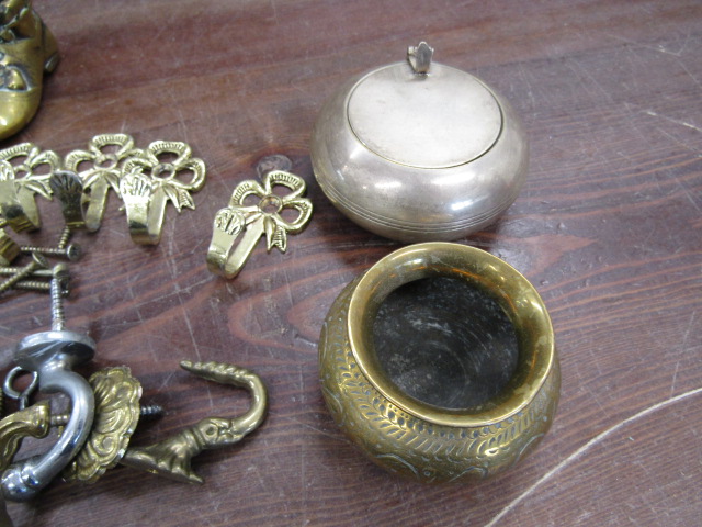 A brass telescope and various brass wares inc curtain tie backs, drawer furniture etc - Bild 5 aus 9