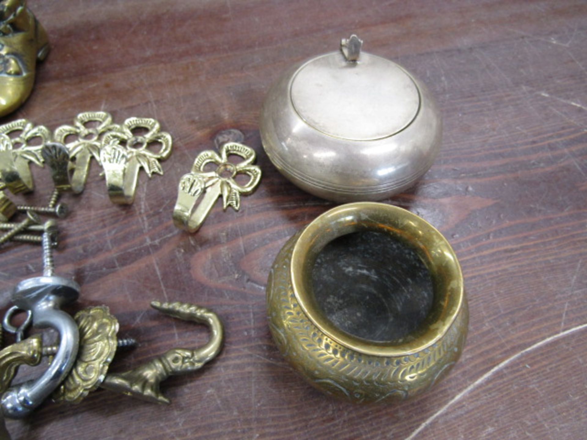 A brass telescope and various brass wares inc curtain tie backs, drawer furniture etc - Image 5 of 9