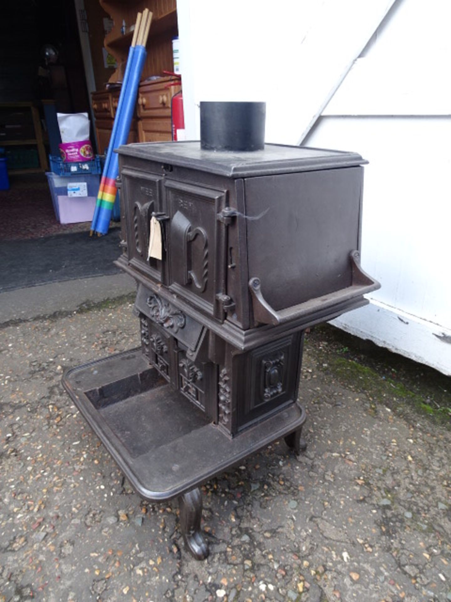 The Wee Ben tailors cast iron laundry stove with ornate door decorations incl two tailor goose irons - Image 9 of 10