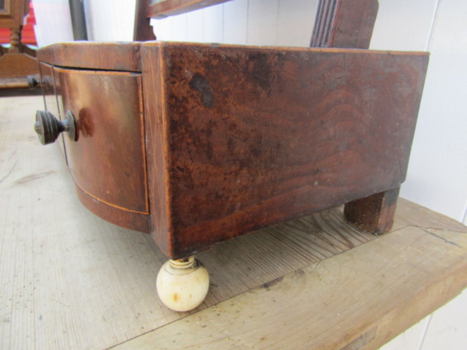 A vanity mirror with inlaid detail, porcelain feet and key - Image 3 of 6