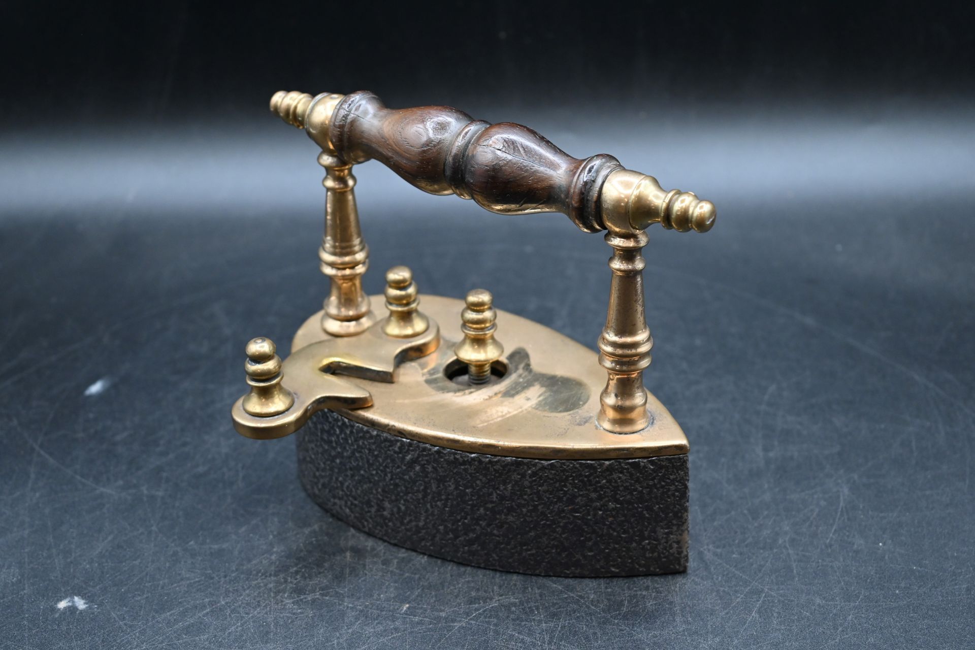 Scottish teardrop shaped box iron with brass lid and castings and turned wood handle with slug, - Image 3 of 5