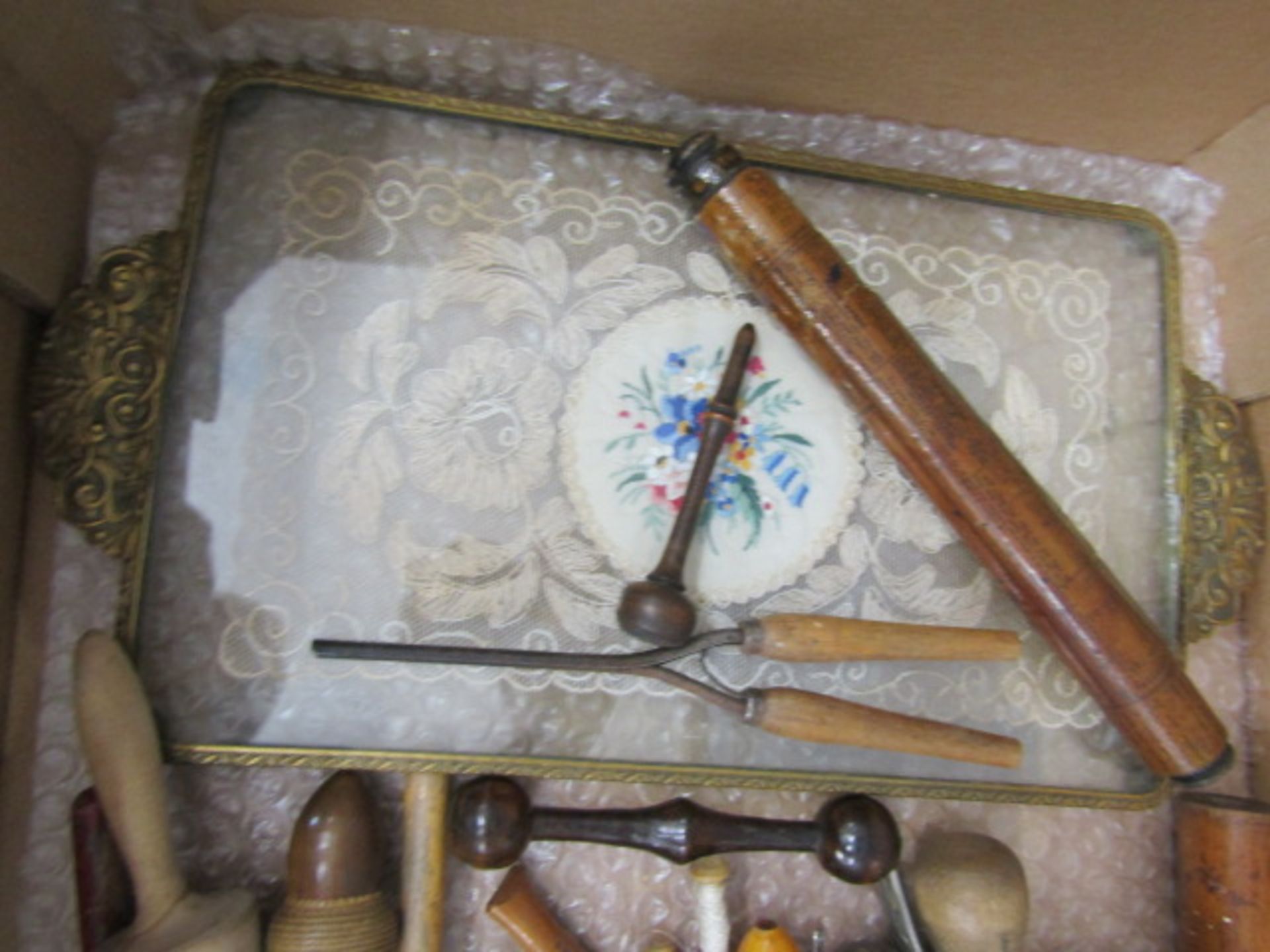Darning mushrooms, rug looms and various sewing implements - Image 4 of 9