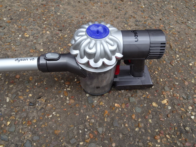 Dyson V6 cordless vacuum cleaner with charger from a house clearance - Image 2 of 2