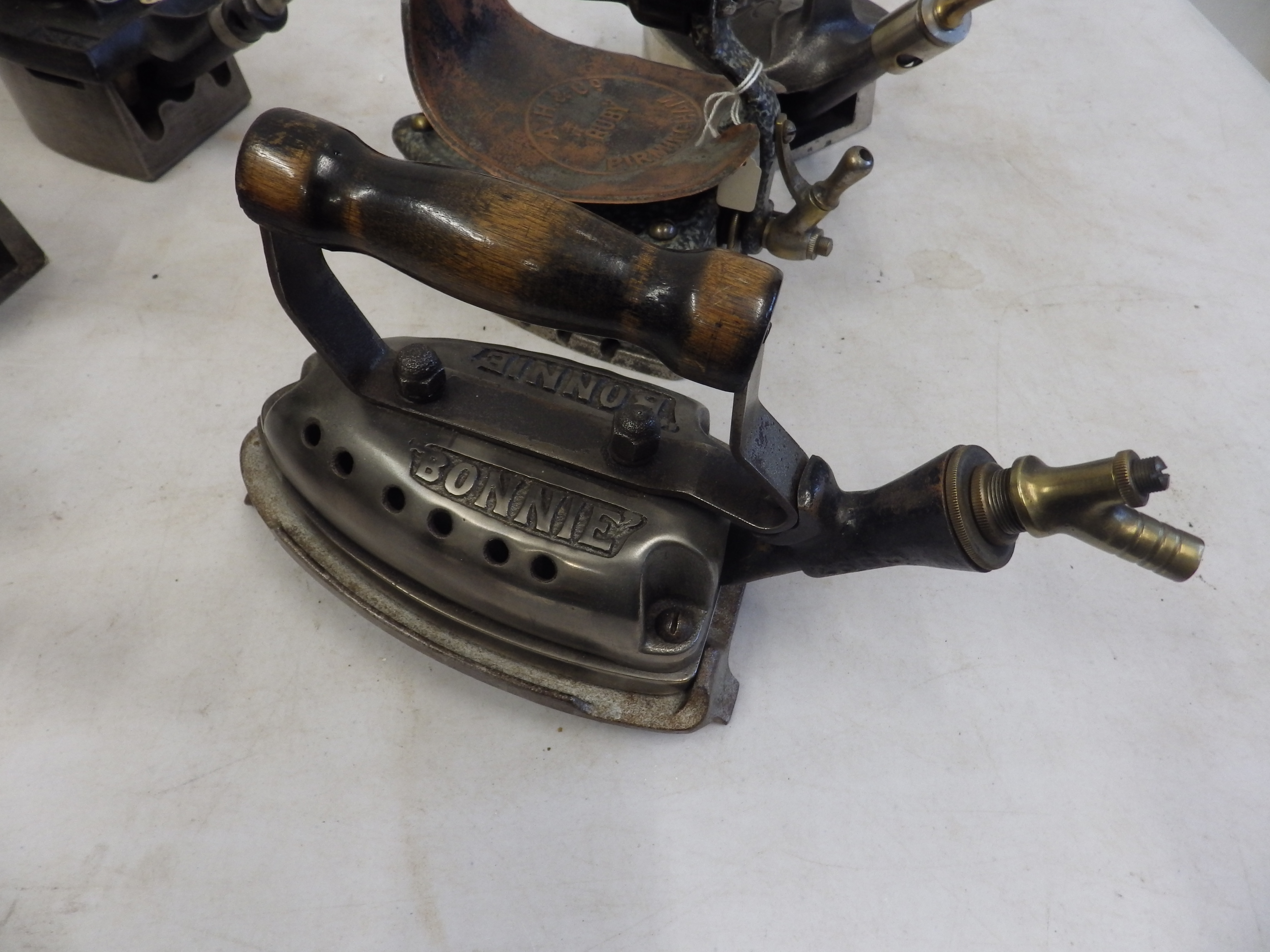 6 assorted gas irons to incl CLG Scotland irons Lomond, Lindsay and Kelvin together with Pearl - Image 5 of 7