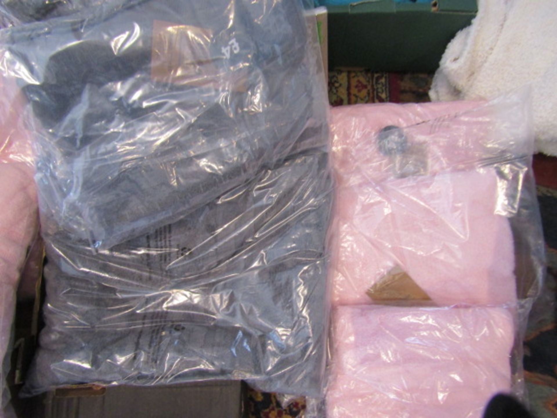 New bedding, new towels- approx 10 hand towels and 4-6 bath towels in pink, set grey towels, all new - Image 4 of 6