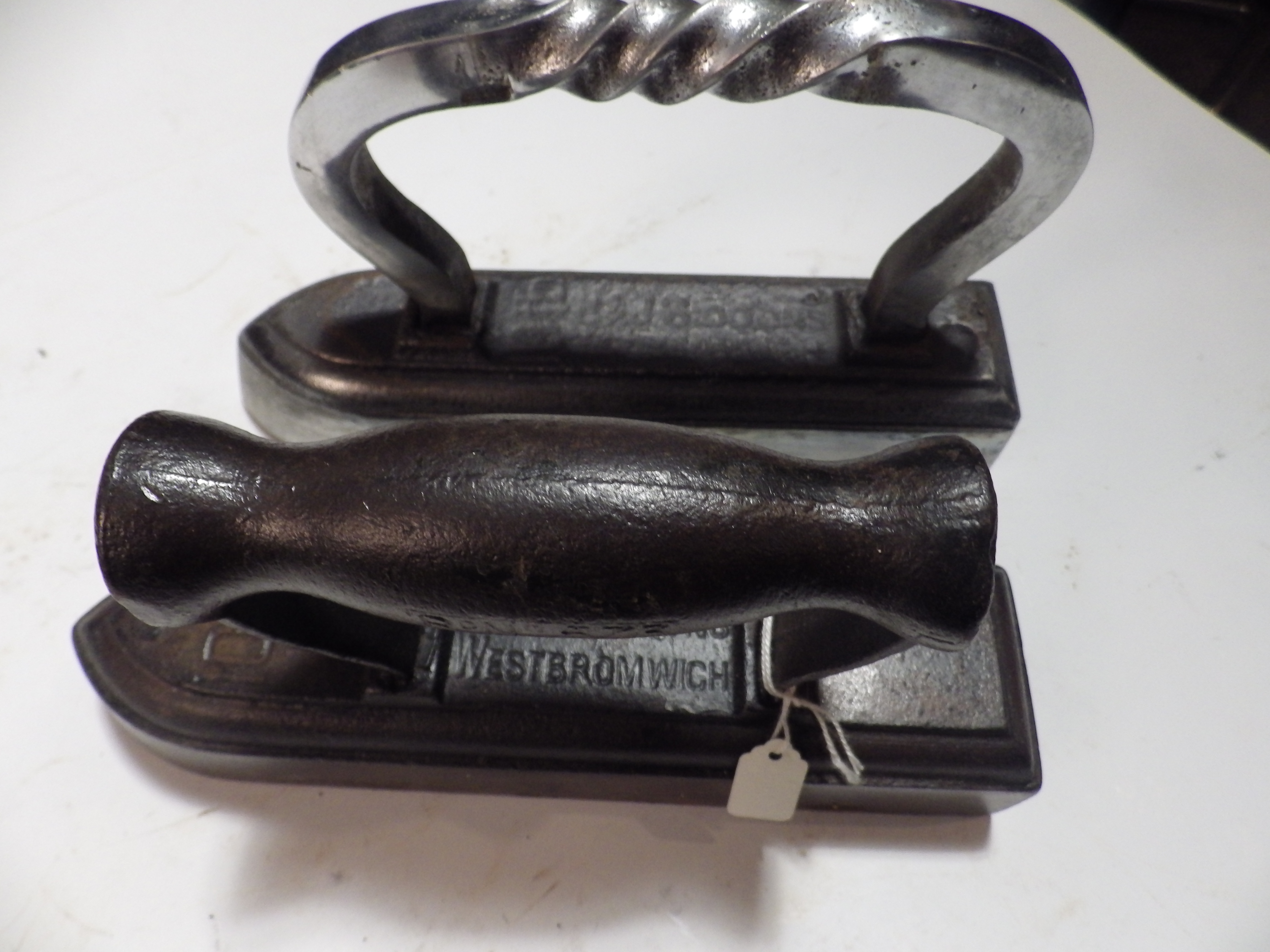 4 various Tailors Goose Iron to incl J & J Siddons with a rare handle - Bild 3 aus 3
