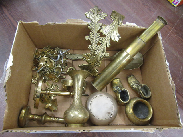 A brass telescope and various brass wares inc curtain tie backs, drawer furniture etc - Bild 9 aus 9
