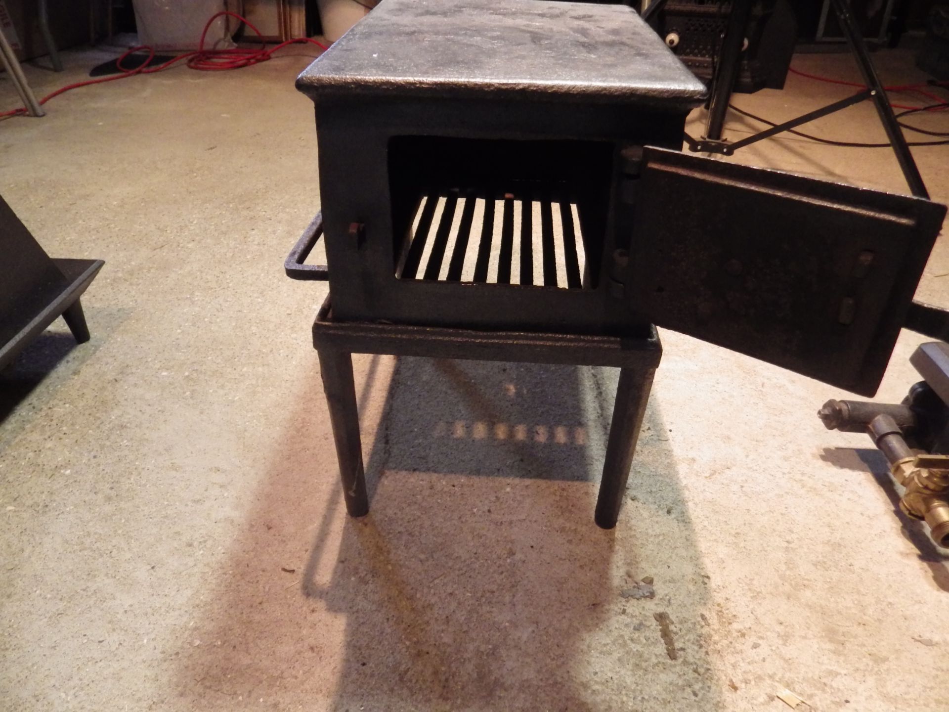 Large cast iron stove with grate and latch door on stand, stove is 34cm x 25cmx 19cm tall - Image 2 of 4