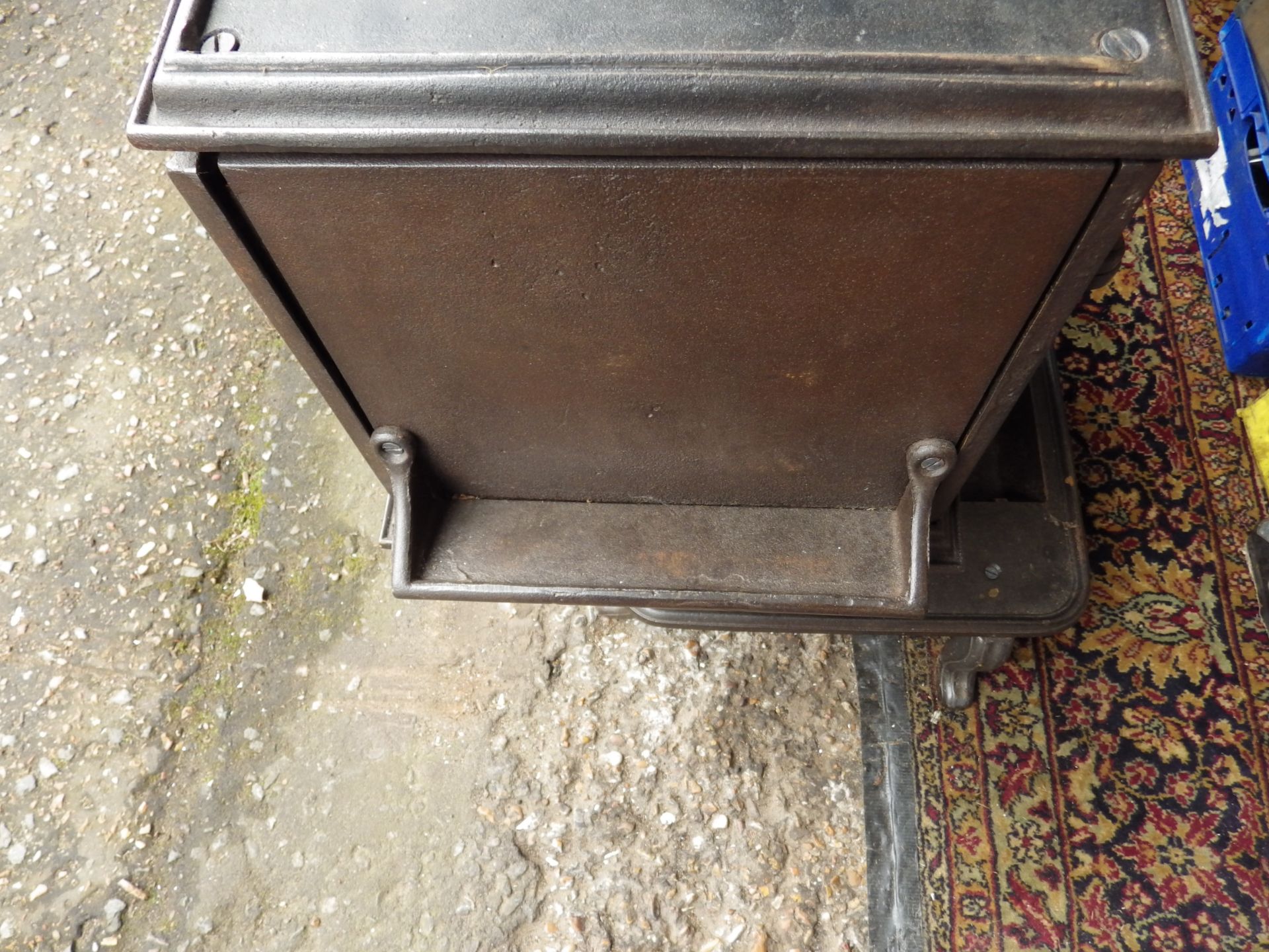The Wee Ben tailors cast iron laundry stove with ornate door decorations incl two tailor goose irons - Image 3 of 10
