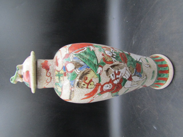 A Chinese vase with foo dog lid (repaired on lid) 30cmH