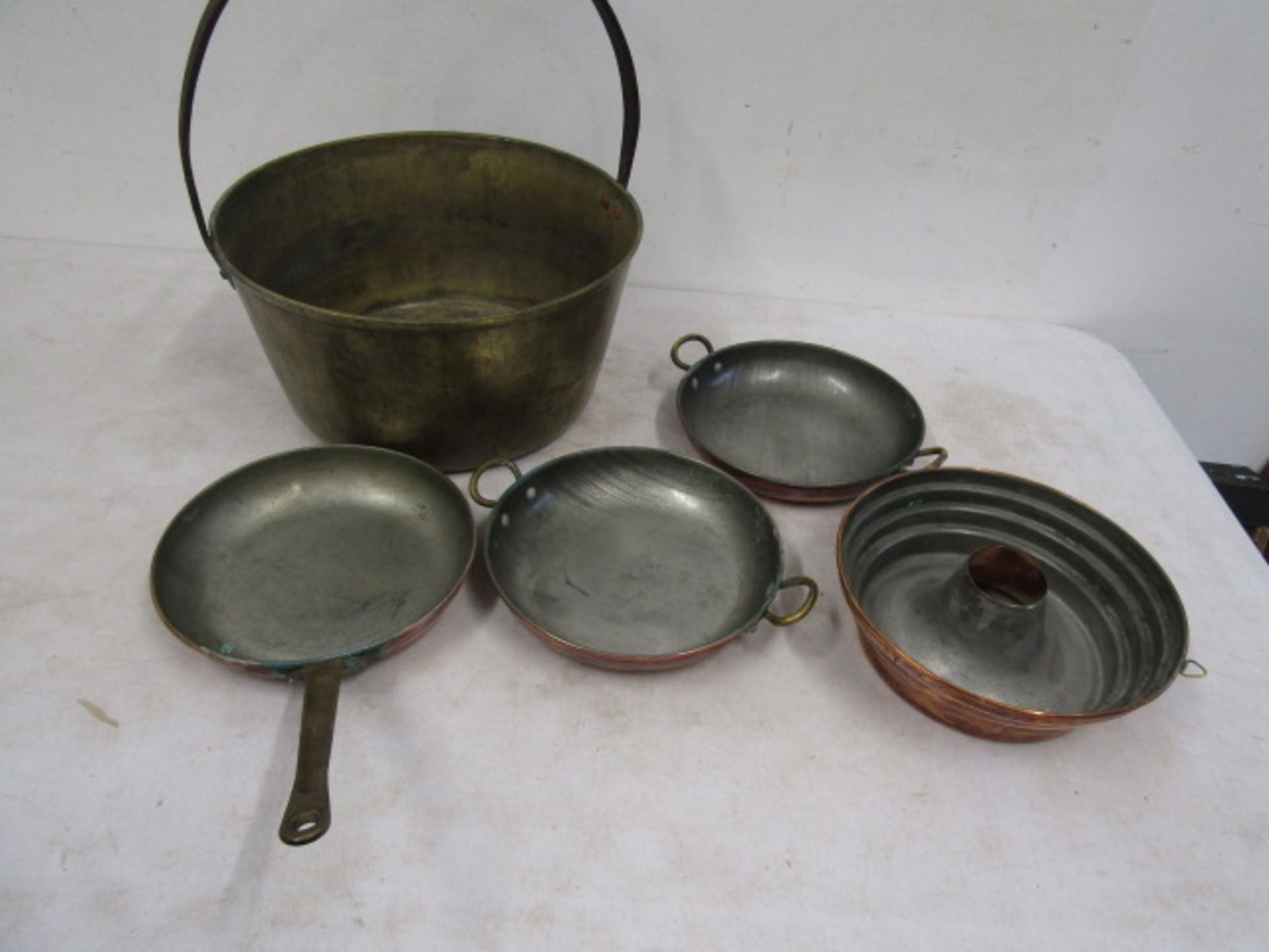 Brass jam pan and copper pans and mould - Image 2 of 4