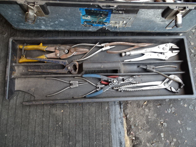 Toolbox full of tools to include spanners, adjustable wrenches and pliers etc - Bild 2 aus 6
