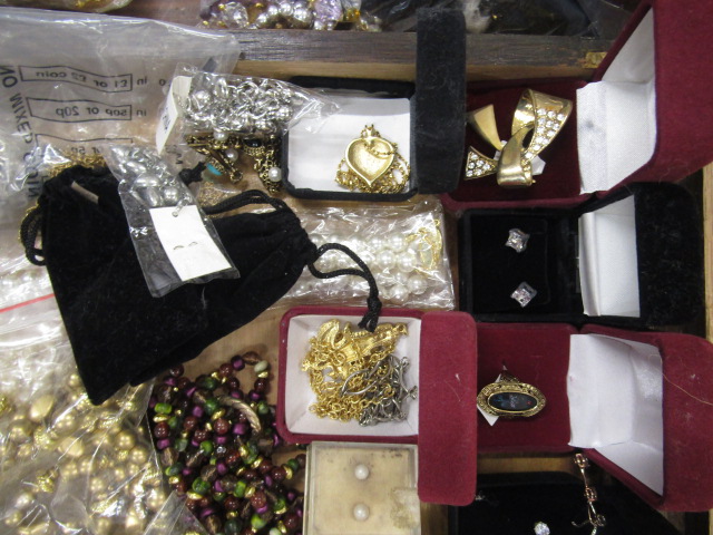 Costume jewellery collection with display case and jewellery bags plus a Strattons compact - Image 6 of 9