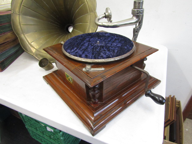 HMV gramophone with horn, a collection of Gilbert & Sullivan 78's and 2 boxes 78's - Image 3 of 15