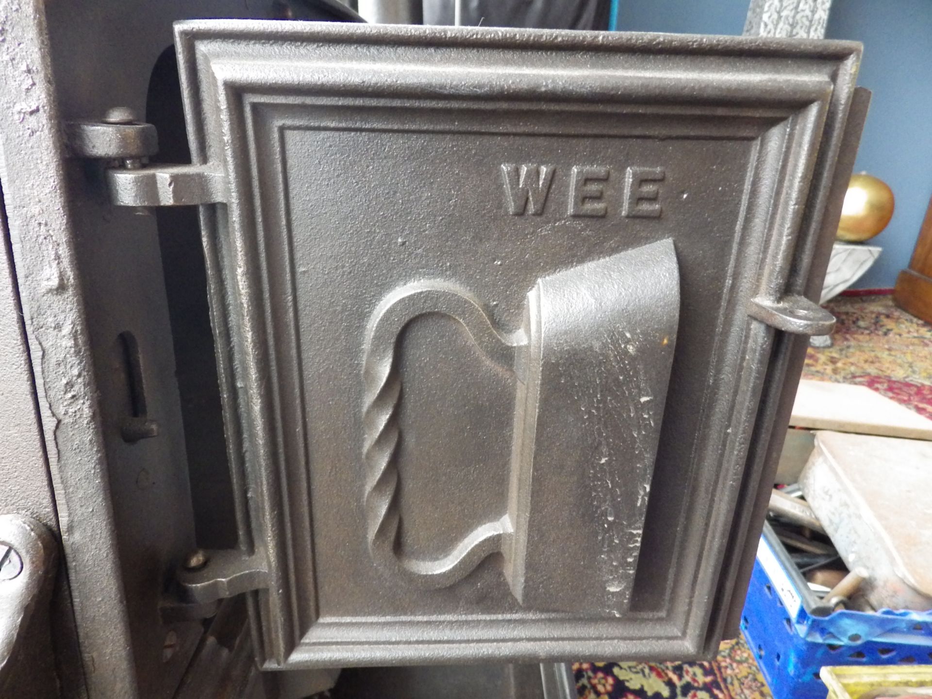 The Wee Ben tailors cast iron laundry stove with ornate door decorations incl two tailor goose irons - Image 5 of 10