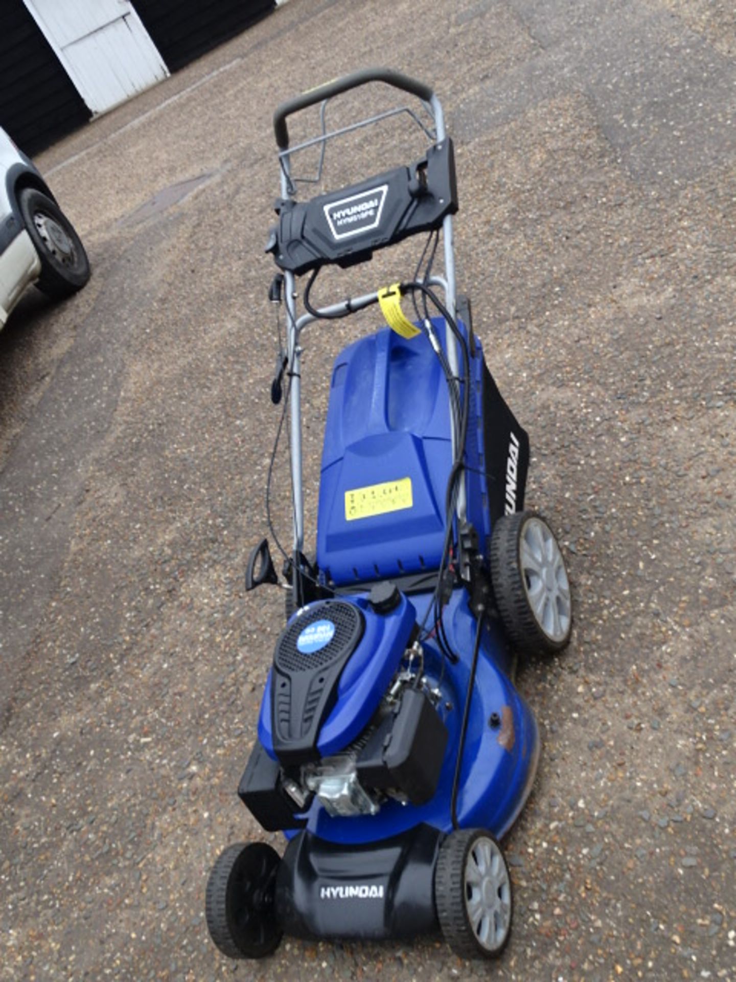 Hyundai petrol electric key start lawnmower (starts but does not self propel) - Image 9 of 10