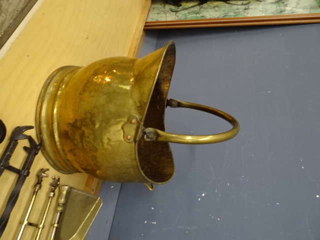 Brass coal scuttle and utensils - Image 3 of 3