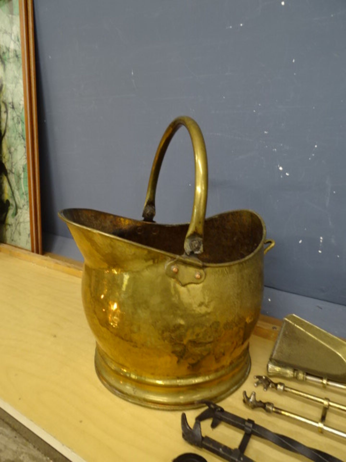 Brass coal scuttle and utensils - Image 3 of 3