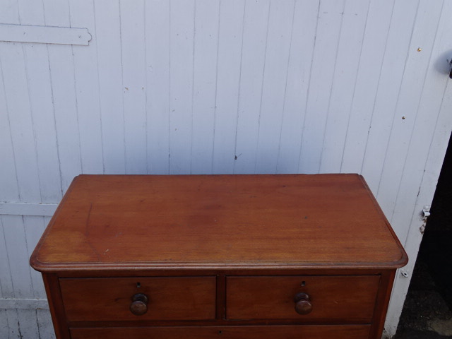 Mahogany 2 short over 3 long chest of drawers (front bun feet have fallen off but are present) - Image 2 of 5