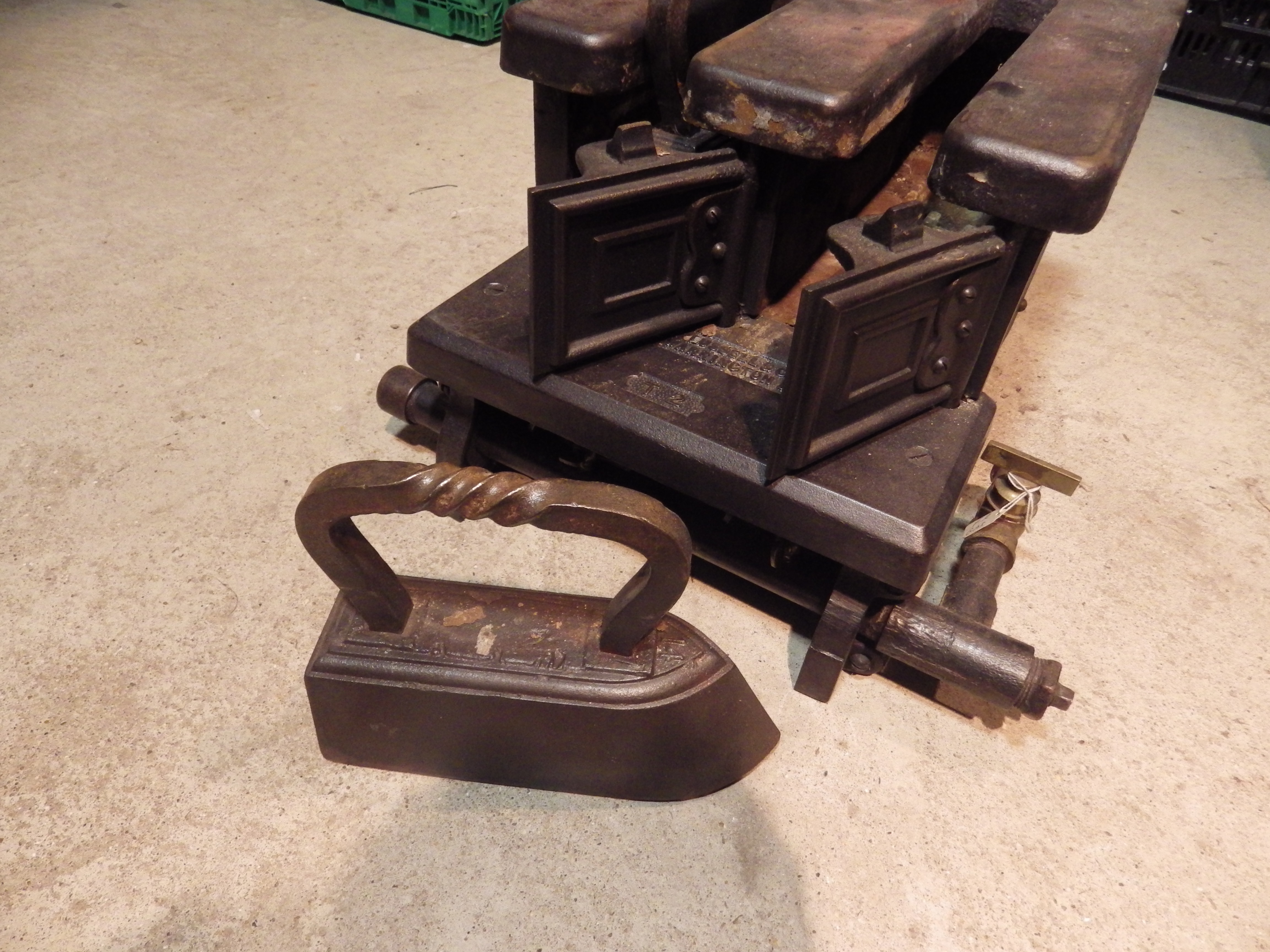 Fletcher Russell & Co Ltd Manchester, Warrington & London cast iron gas stove T2 with 2 tailor goose - Image 4 of 5