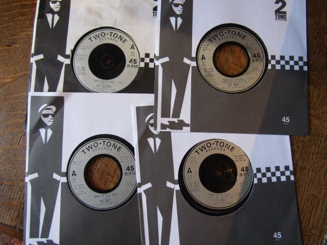 A collection of single 45's to inc Ska, Rock etc  many not in original sleeves - Image 2 of 48