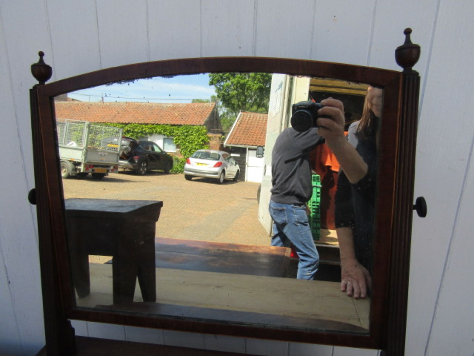 A vanity mirror with inlaid detail, porcelain feet and key - Image 4 of 6