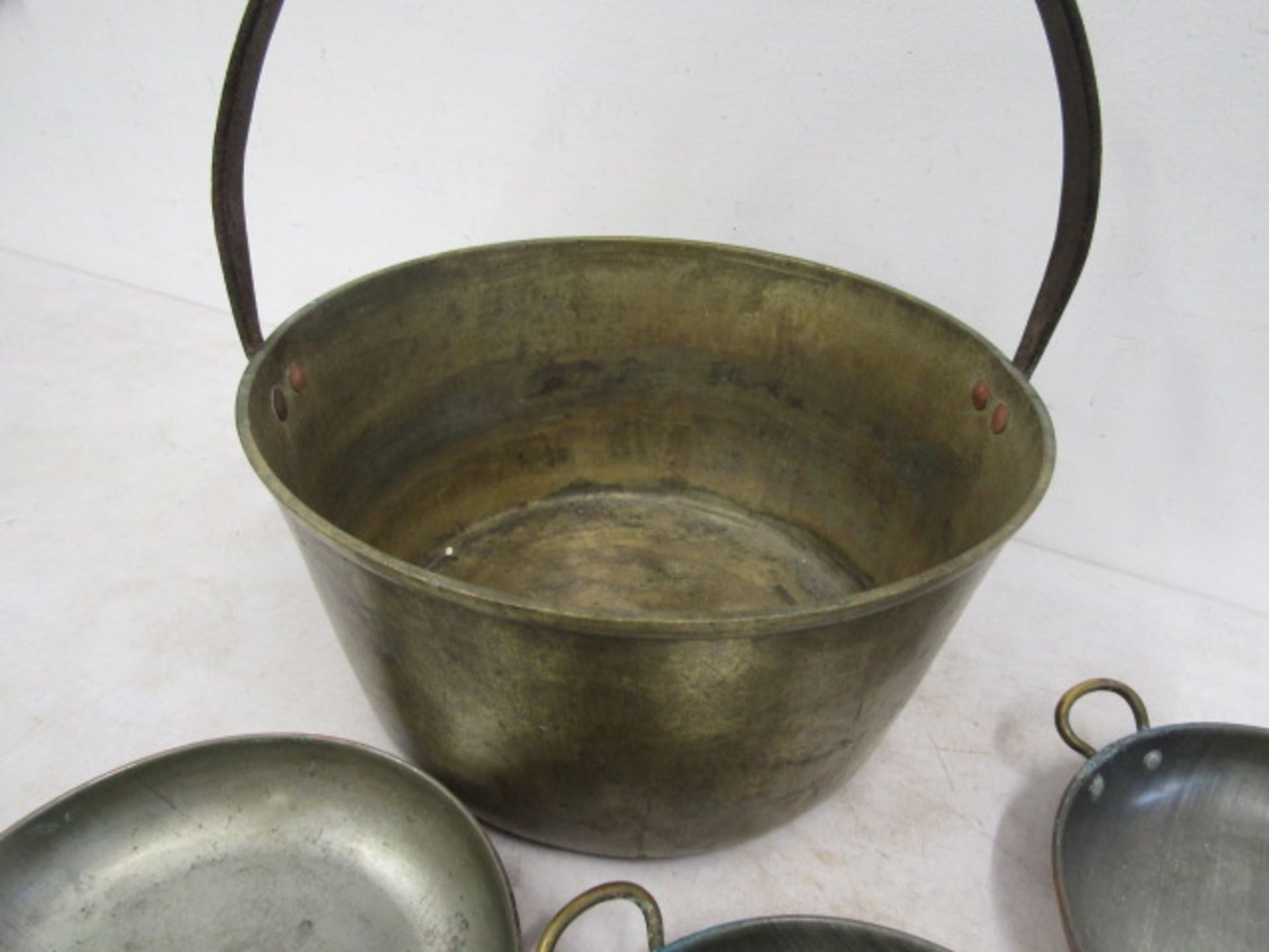 Brass jam pan and copper pans and mould - Image 3 of 4