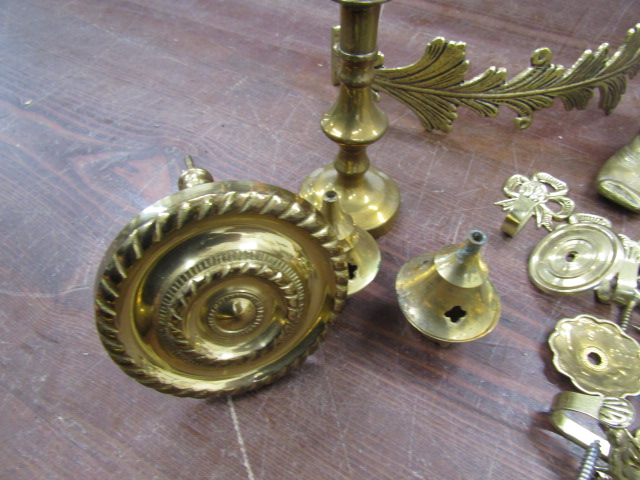 A brass telescope and various brass wares inc curtain tie backs, drawer furniture etc - Bild 4 aus 9