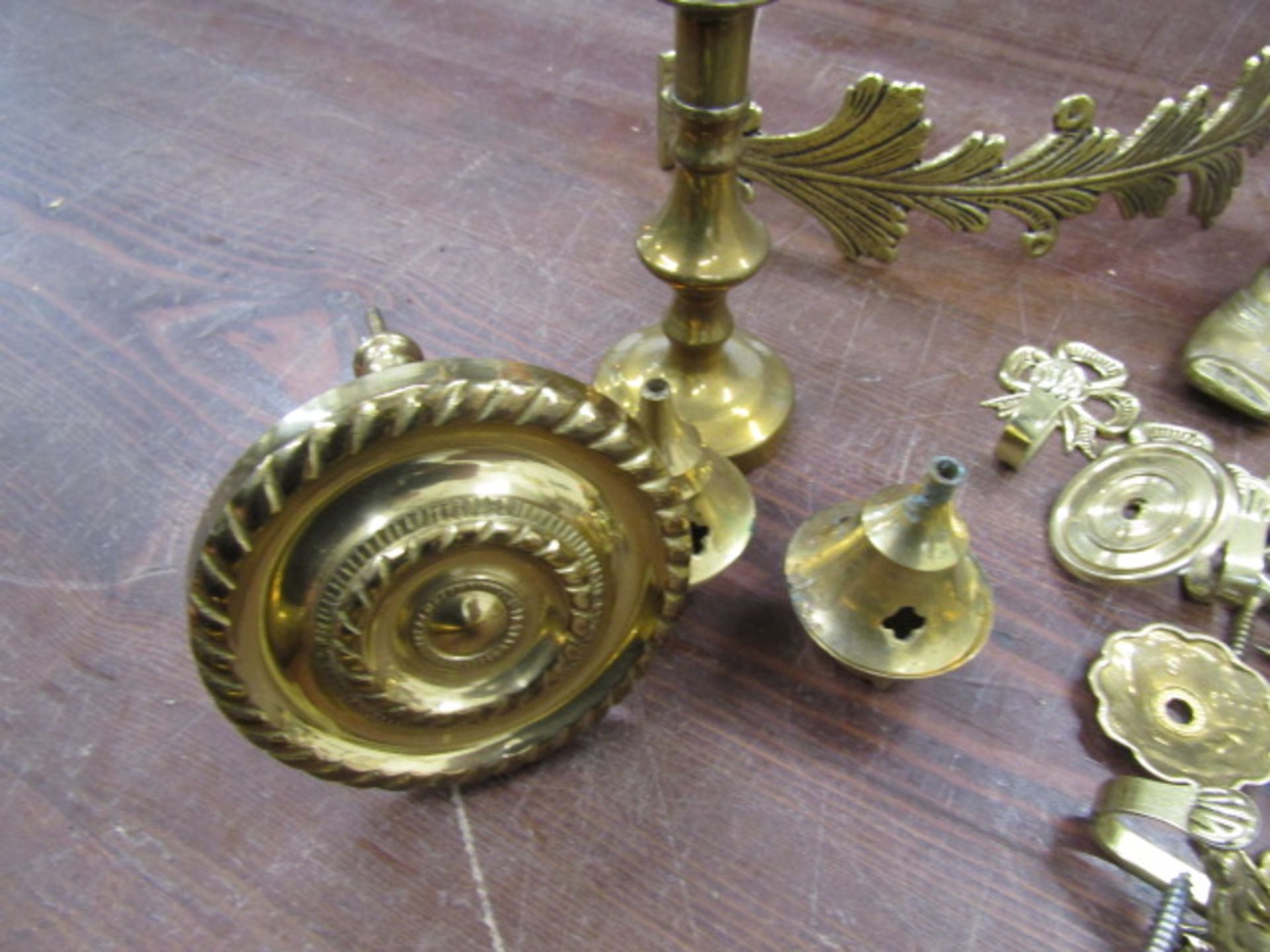 A brass telescope and various brass wares inc curtain tie backs, drawer furniture etc - Image 4 of 9