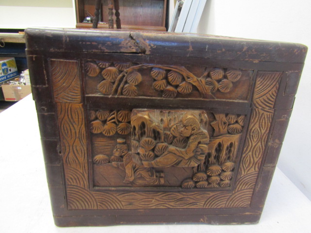 a carved chest 62x32x26cmH - Image 6 of 6