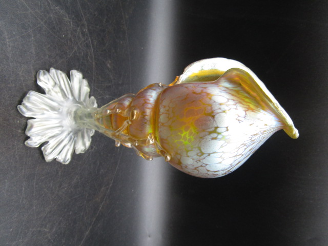 Loetz - An early 20th Century glass vase formed as a conch shell in the Creta Papillon pattern - Bild 2 aus 5