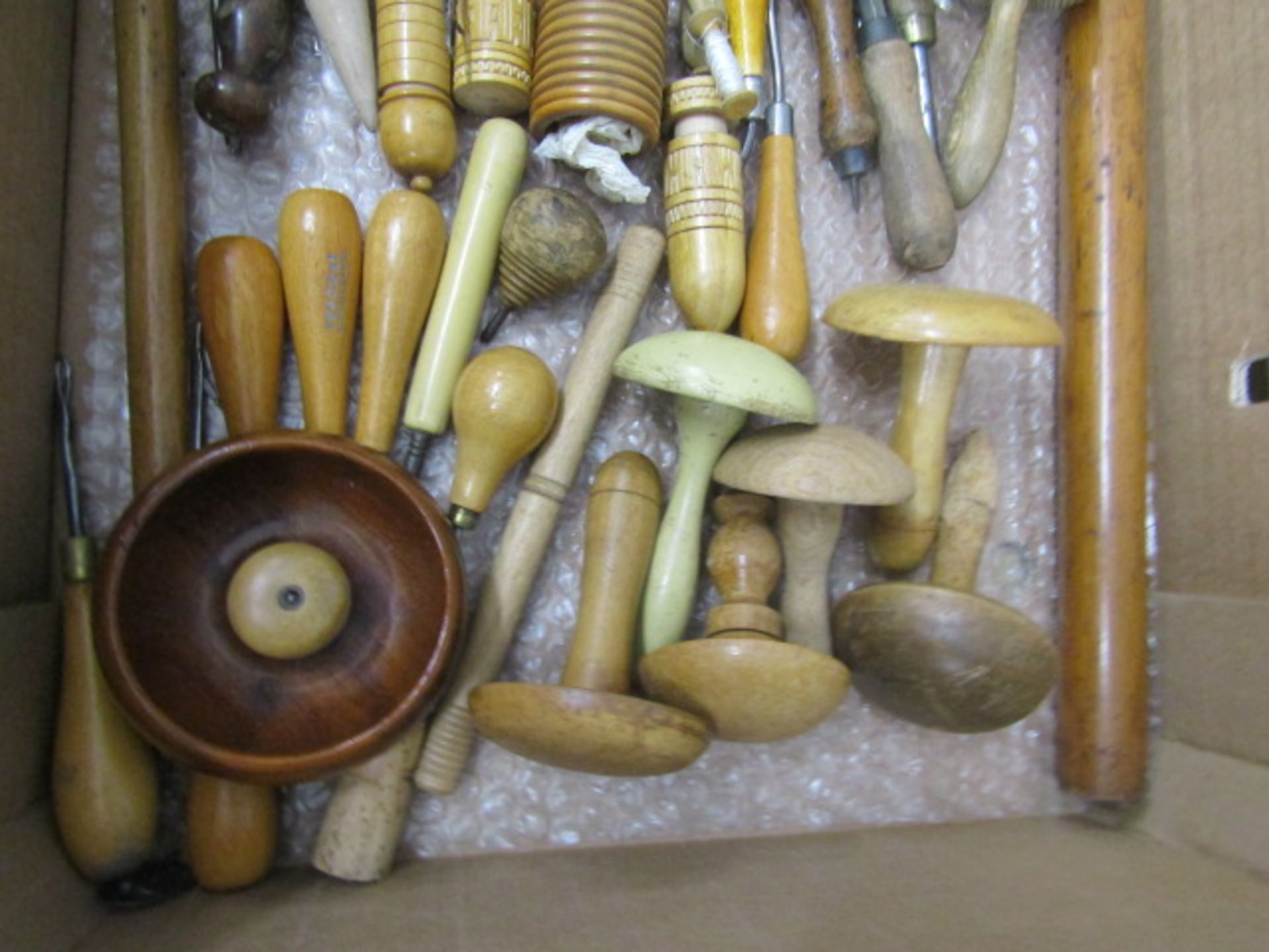 Darning mushrooms, rug looms and various sewing implements - Image 2 of 9