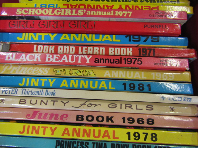 2 crates childrens annuals and books - Image 3 of 7