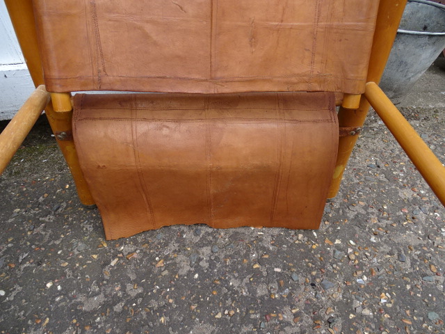 2 Leather Safari/campaign chairs (one chair has been damaged during viewings as shown in amended - Bild 2 aus 5