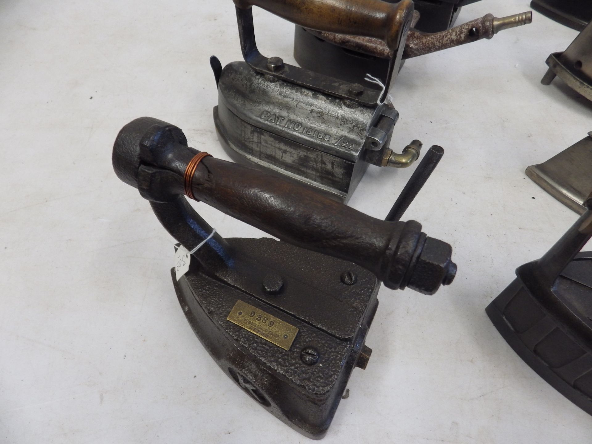 8 assorted gas irons to incl Humphrey patented 1913 USA with trivet, Welsbach No W230, Wallwin - Image 3 of 5