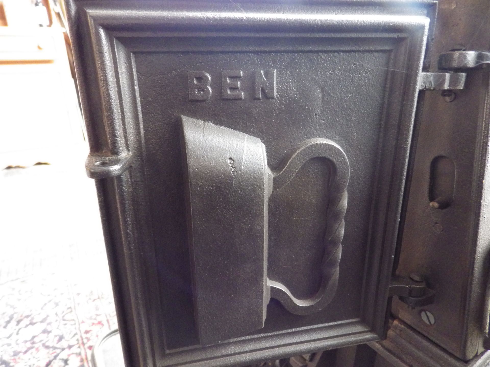 The Wee Ben tailors cast iron laundry stove with ornate door decorations incl two tailor goose irons - Image 6 of 10