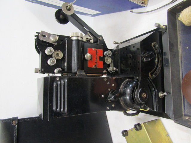 Pathescope H,9.S projector in original case with key and instruction book along with a box 30 9.5 - Image 2 of 13