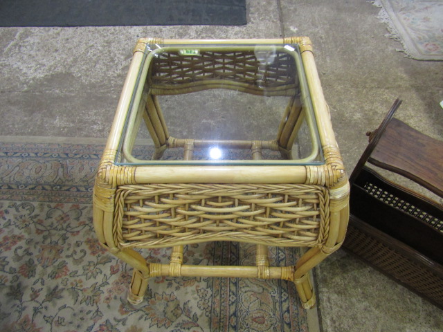 A wicker side table and a wooden magazine rack - Image 2 of 3
