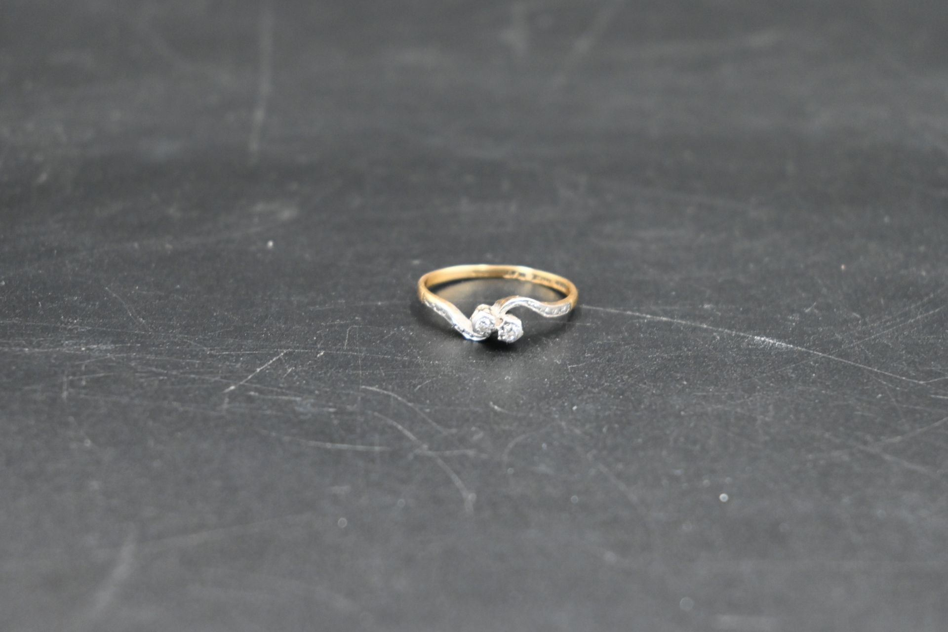 18ct gold and platinum diamond ring size N, 1.87g