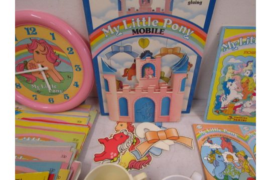 1980'S My Little Pony collectors lot to include magazines, books, cut out mobile, bedroom - Image 9 of 15