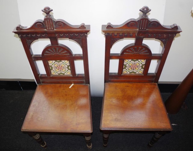Pair Edwardian tile back hall chairs - Bild 2 aus 3