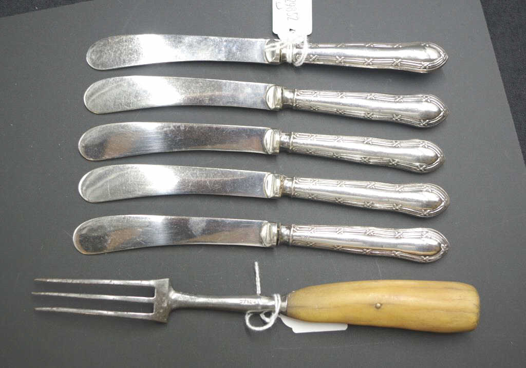 Five late Victorian butter knives - Image 2 of 4