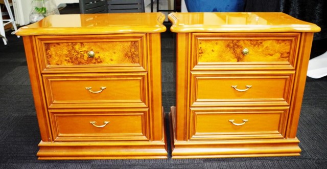 Pair of three drawer bedside chest - Image 3 of 3